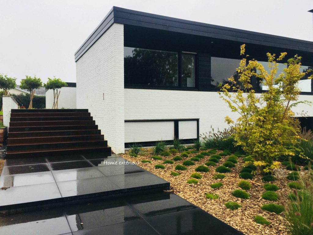 Conception d’une entrée maison avec dalles béton XXL à Warneton (Belgique)