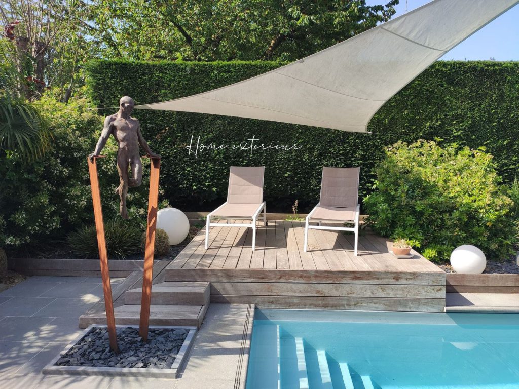 Intégration d’une piscine dans un petit jardin de ville à Lesquin