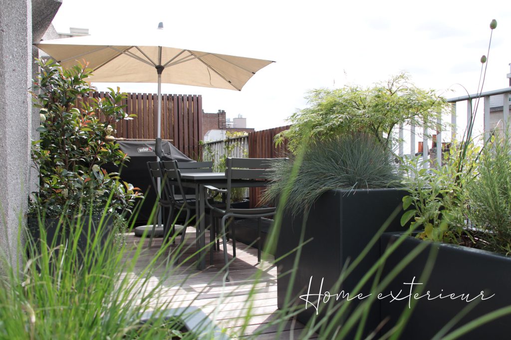 Aménagement d’une longue terrasse en étage à Lille