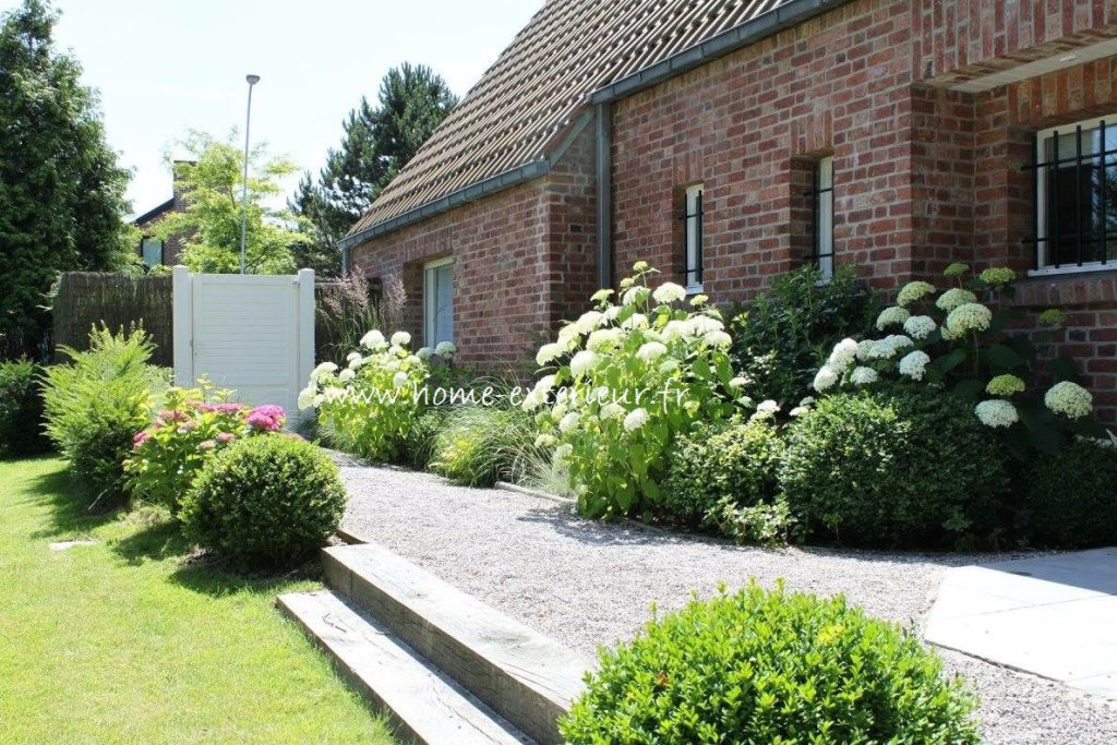 Création d’une terrasse et des abords d’une piscine en pierre bleue à Hem