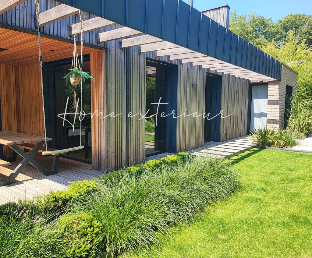 Aménagement d’un jardin contemporain avec spa extérieur autour d’une maison d’architecte à Croix