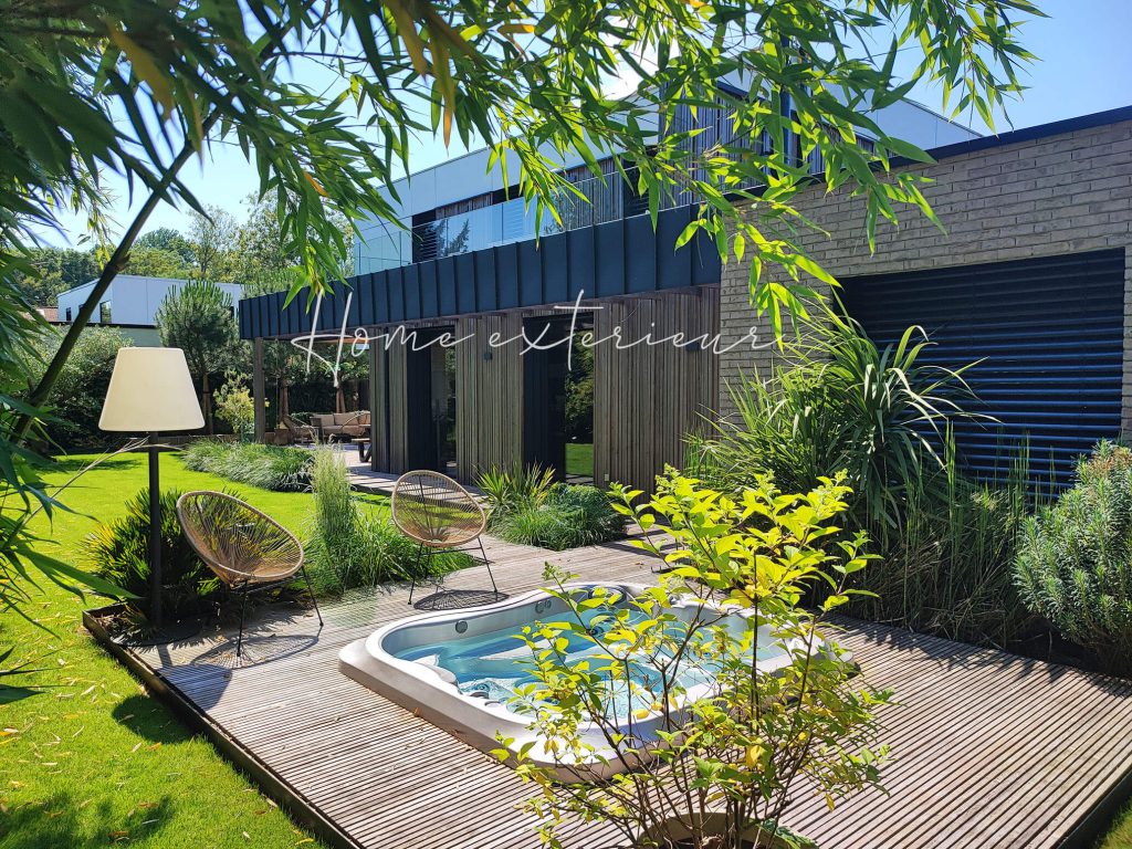 Aménagement d’un jardin contemporain avec spa extérieur autour d’une maison d’architecte à Croix