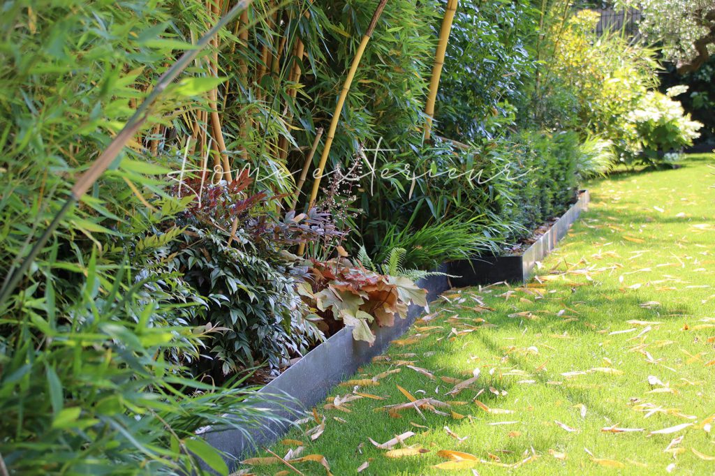 Aménagement d’un jardin contemporain avec spa extérieur autour d’une maison d’architecte à Croix