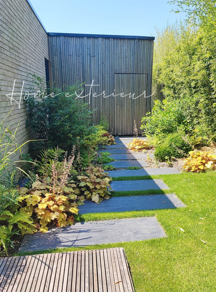 Aménagement d’un jardin contemporain avec spa extérieur autour d’une maison d’architecte à Croix