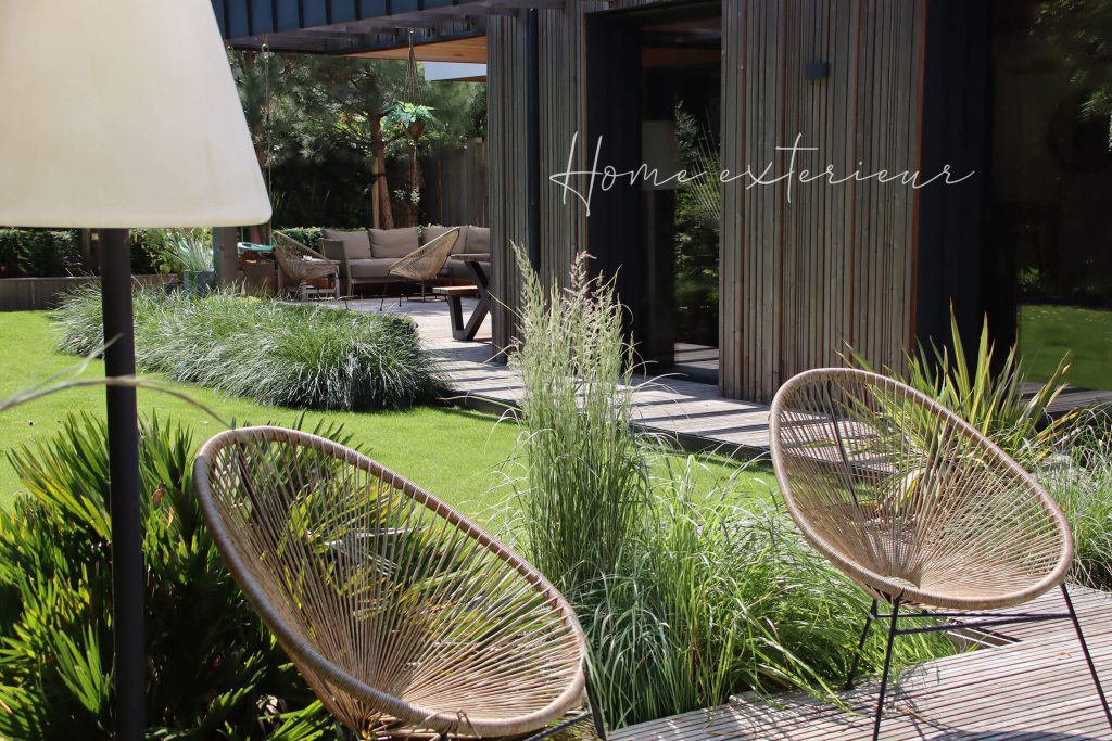 Aménagement d’un jardin contemporain avec spa extérieur autour d’une maison d’architecte à Croix