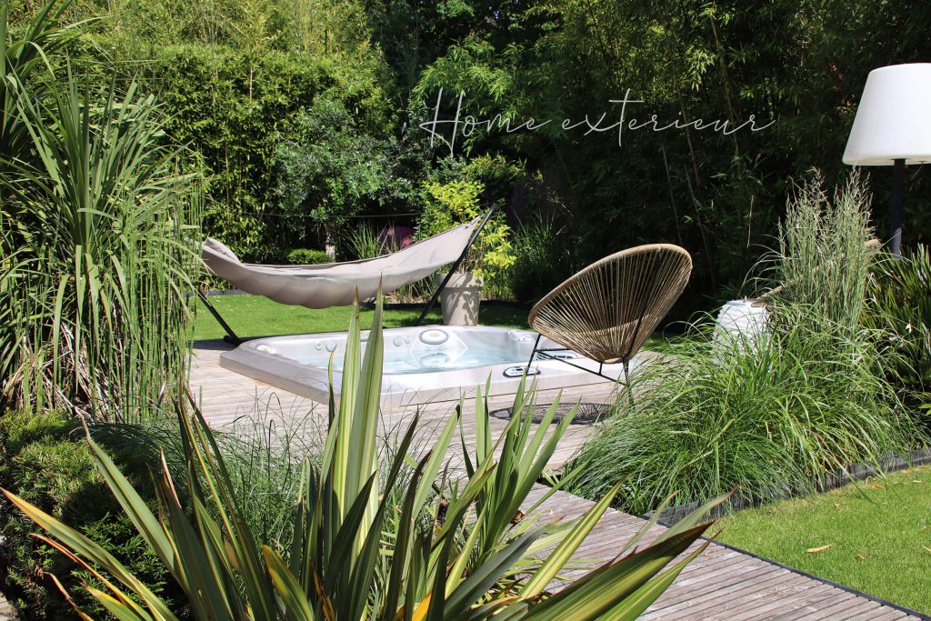 Aménagement d’un jardin contemporain avec spa extérieur autour d’une maison d’architecte à Croix