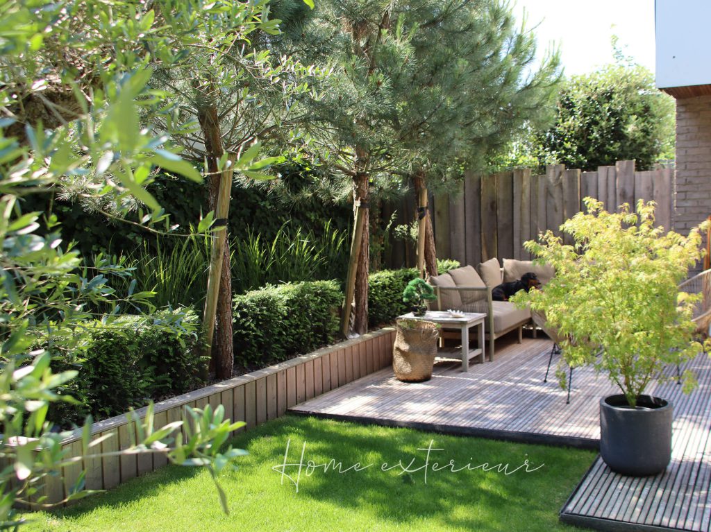 Aménagement d’un jardin contemporain avec spa extérieur autour d’une maison d’architecte à Croix