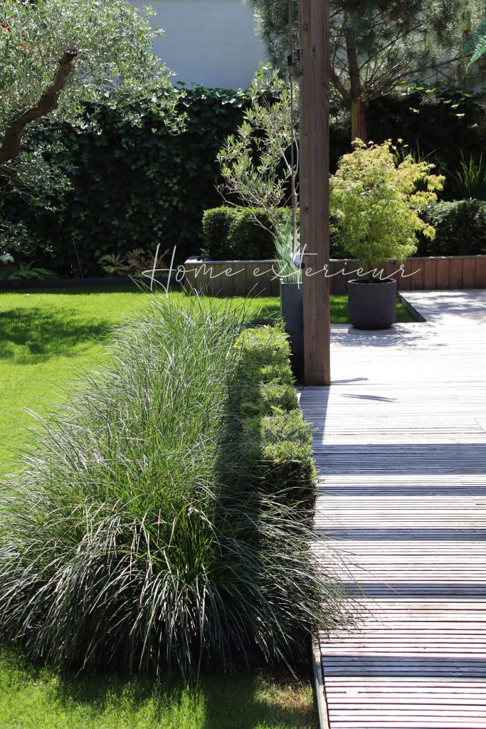 Aménagement d’un jardin contemporain avec spa extérieur autour d’une maison d’architecte à Croix