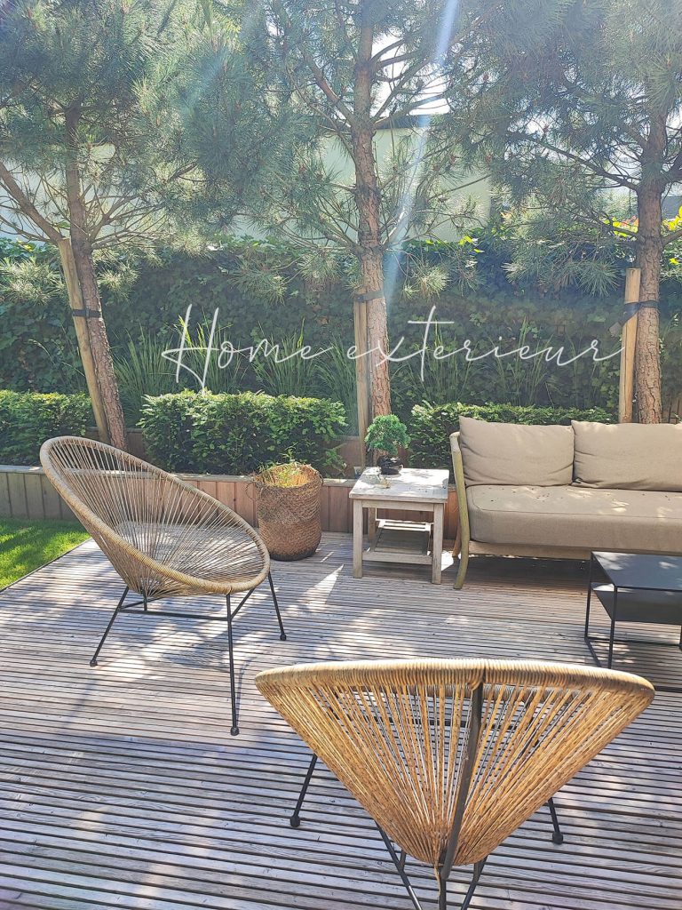 Aménagement d’un jardin contemporain avec spa extérieur autour d’une maison d’architecte à Croix
