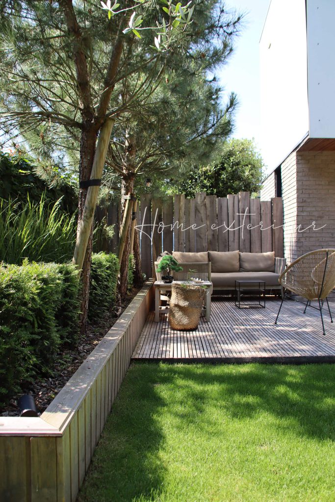 Aménagement d’un jardin contemporain avec spa extérieur autour d’une maison d’architecte à Croix