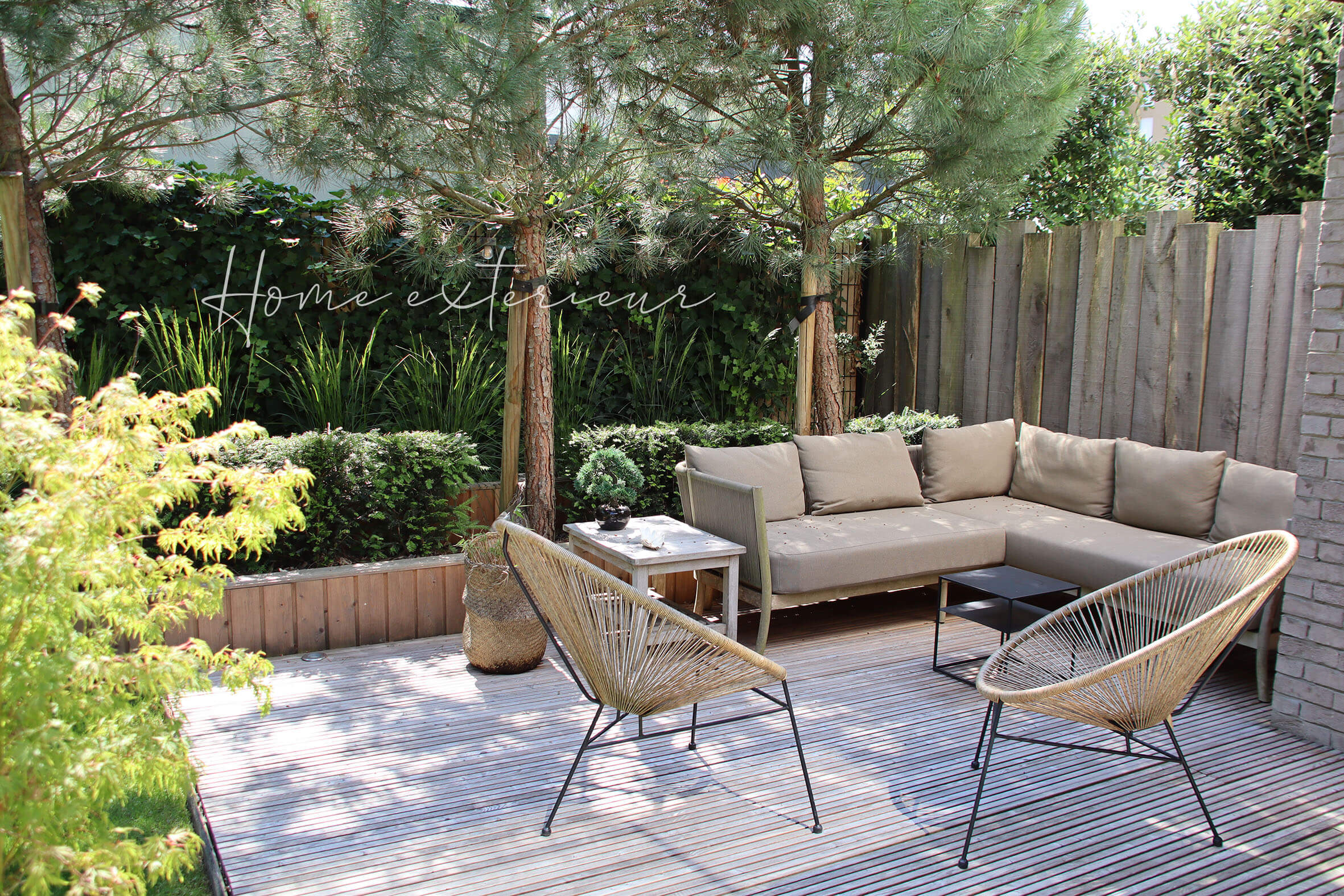 Aménagement d’un jardin contemporain avec spa extérieur autour d’une maison d’architecte à Croix