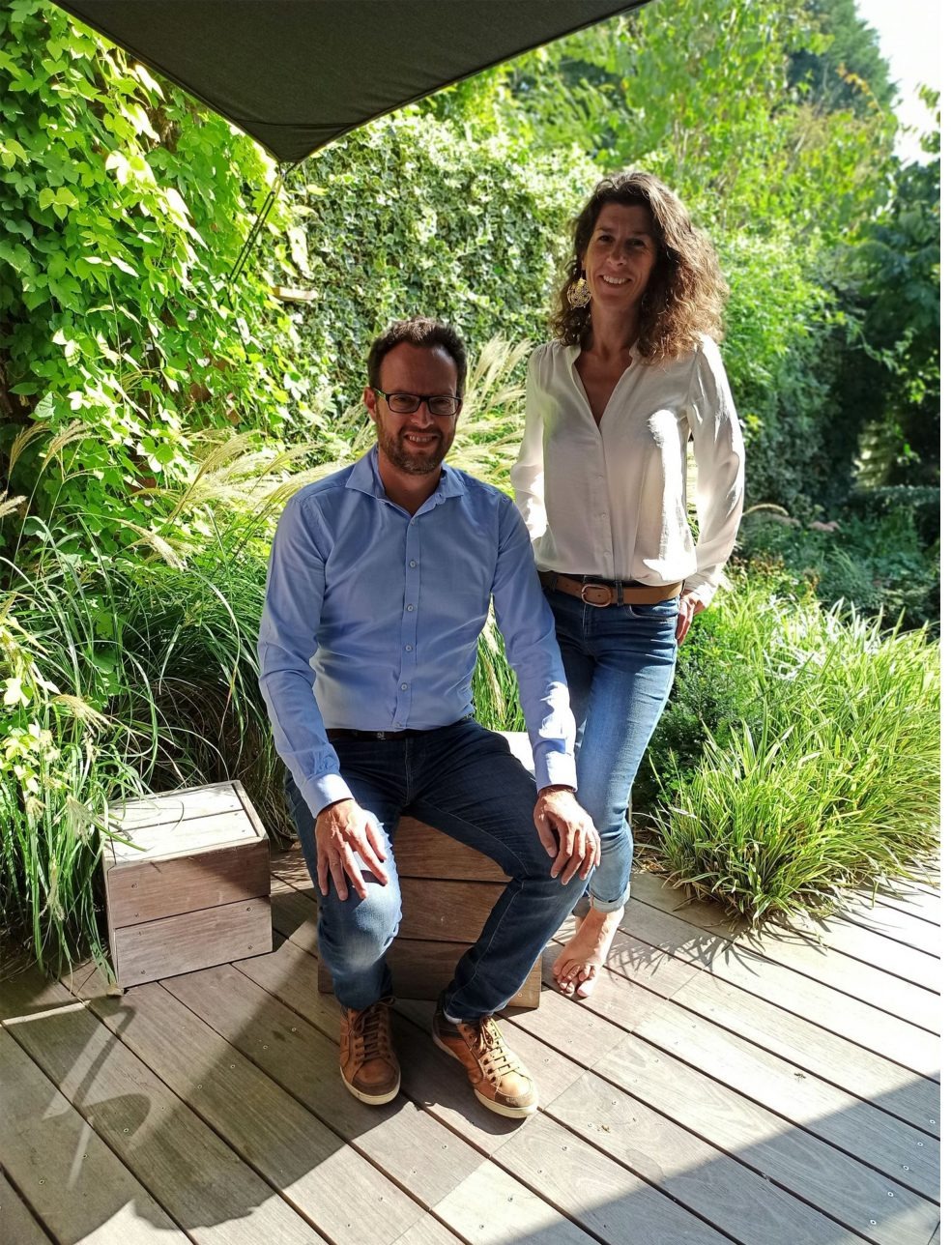 Laurent Mériguet et Marie Lenders dans un jardin