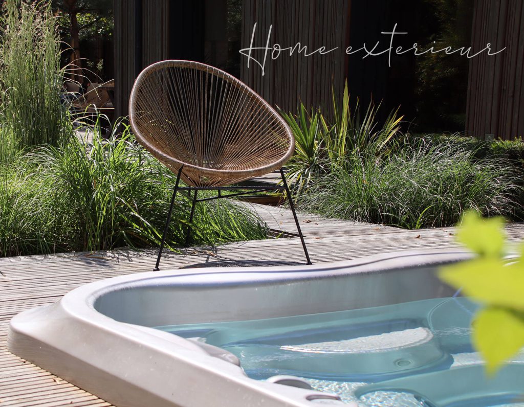 Aménagement d’un jardin contemporain avec spa extérieur autour d’une maison d’architecte à Croix